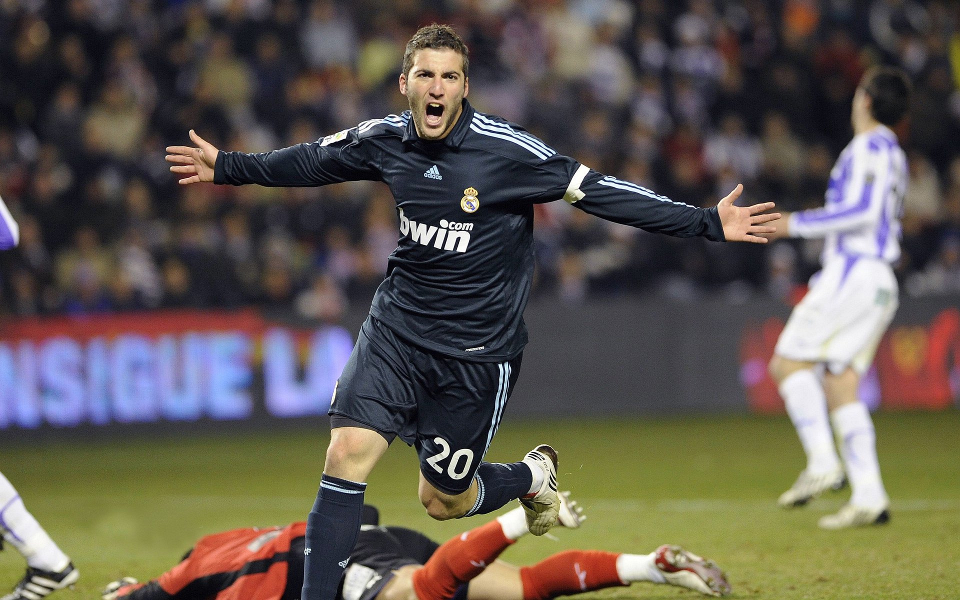 德甲球队高强度对抗中体能衰减与技术失误的关系研究